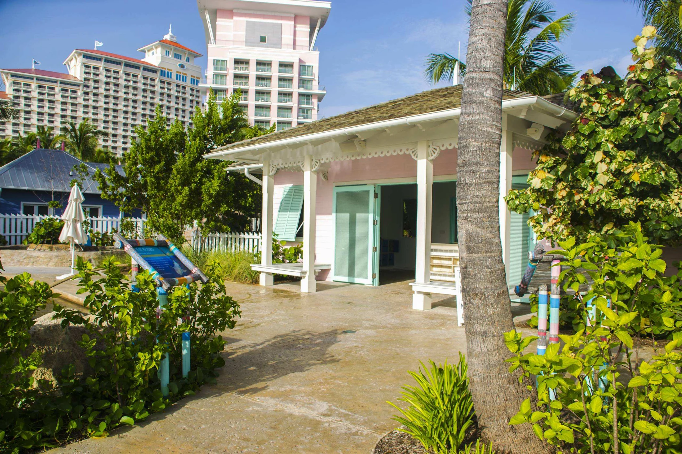 Baha Mar Animal Excursion, pavillon rose et volets turquoise